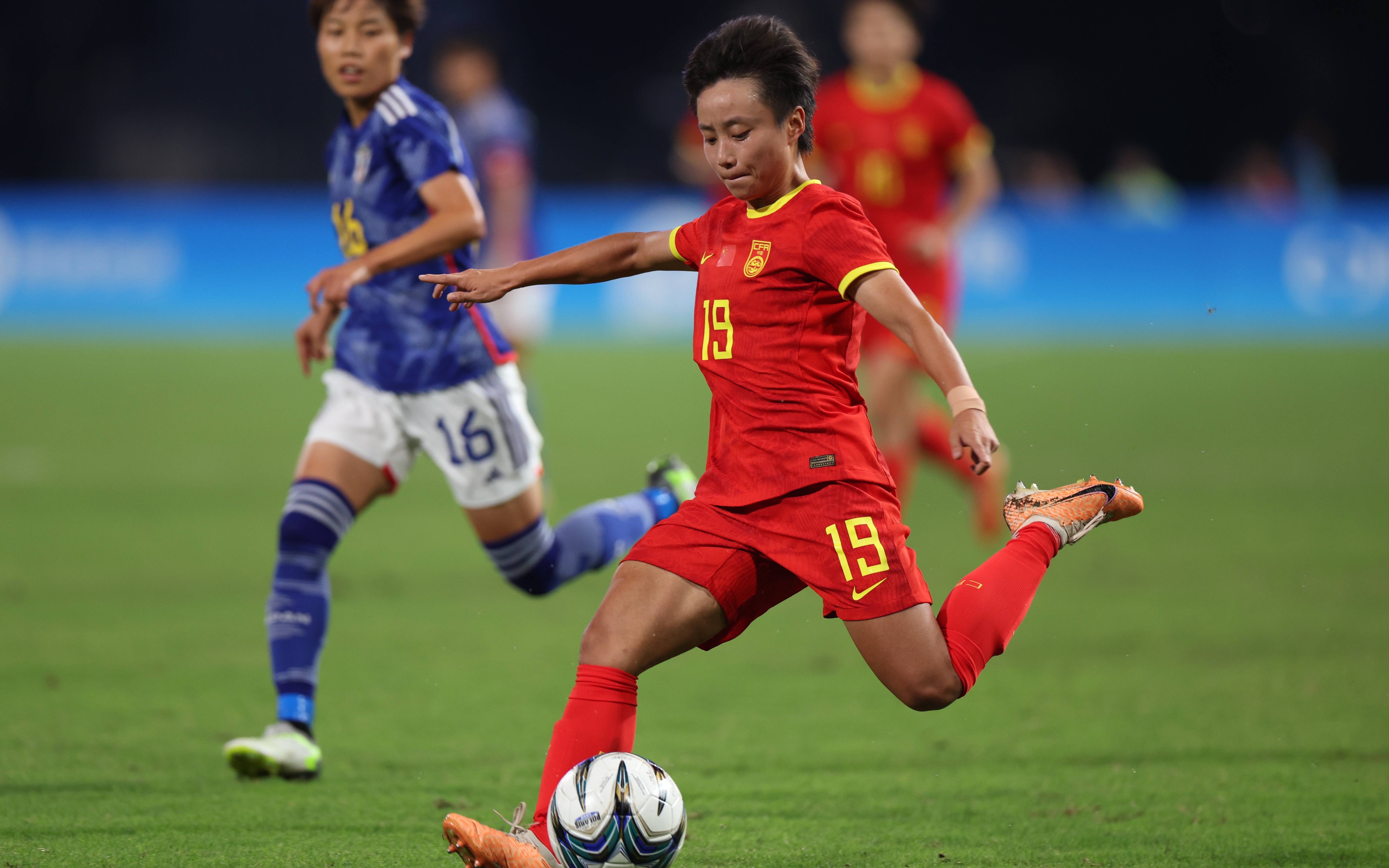 女子足球赛场上中国队表现出色获得认可